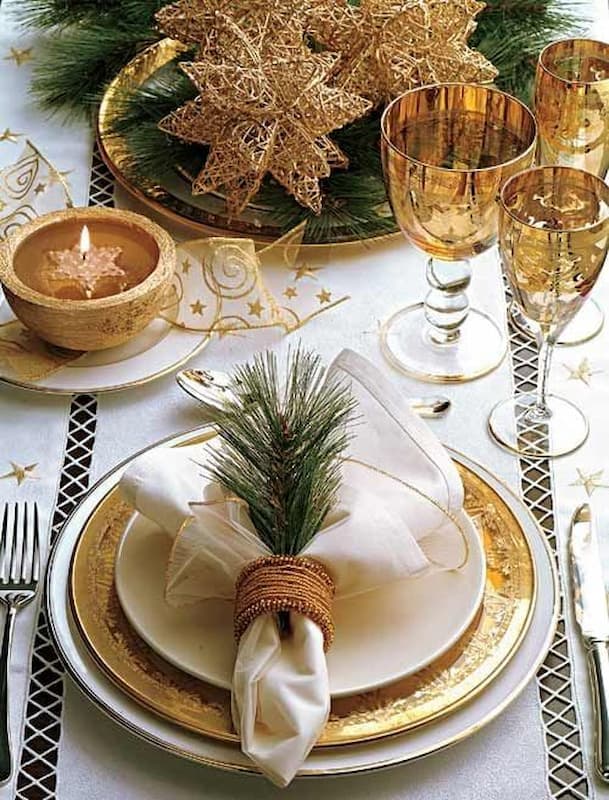 decoração de natal para mesa dourada e branca