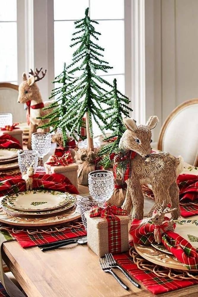 decoração de natal para mesa rústica com renas e pinheiros