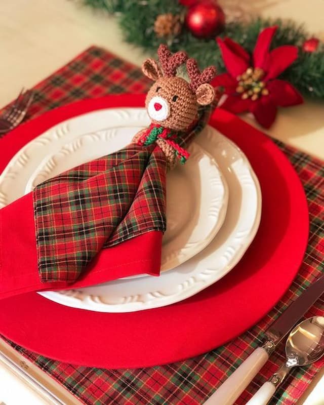 guardanapos xadrez para mesa de natal decorada