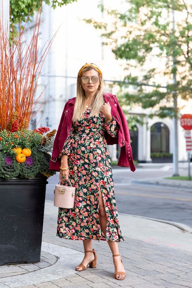 jaqueta rosa para look com vestido estampado floral 