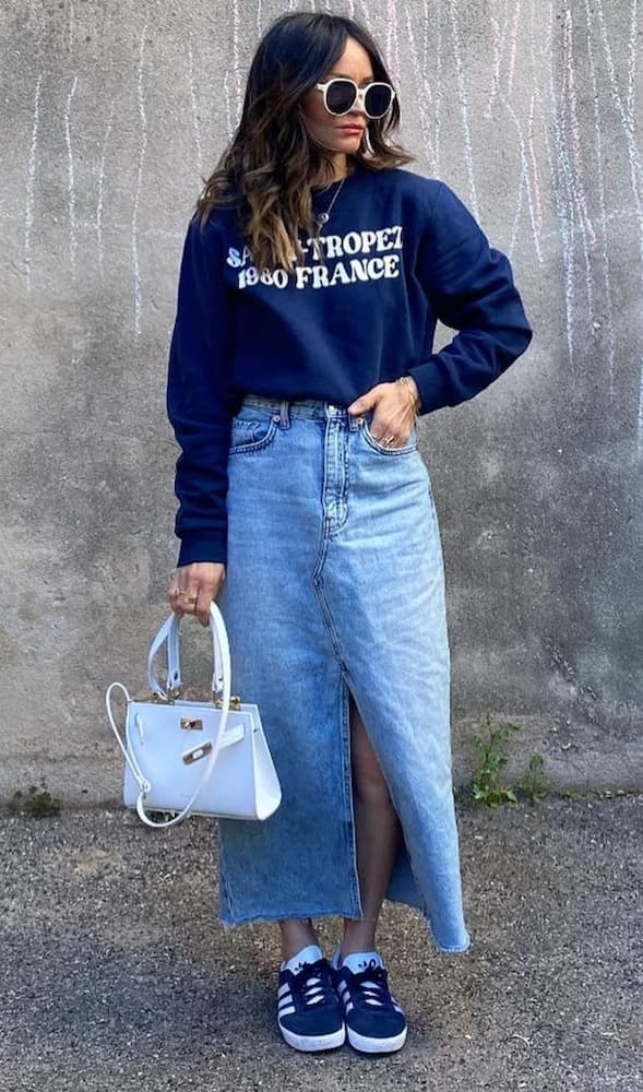 look azul com saia jeans midi e moletom 