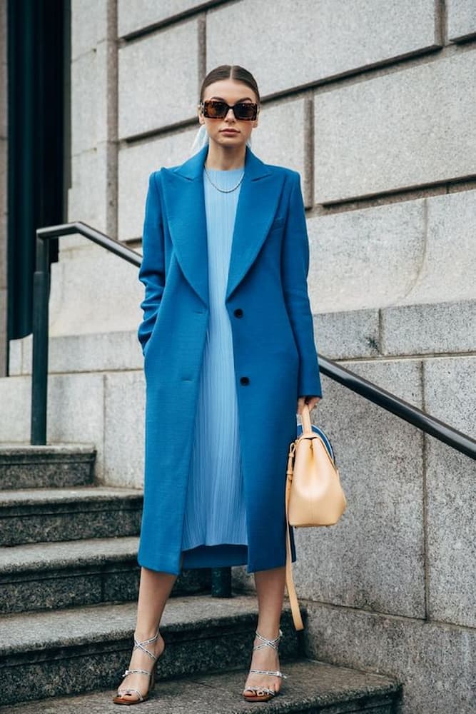 look azul com vestido e sobretudo 