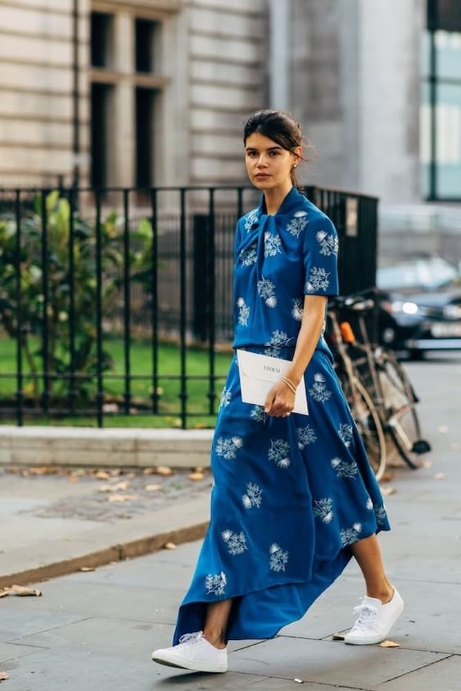 look azul com vestido longo estampado 