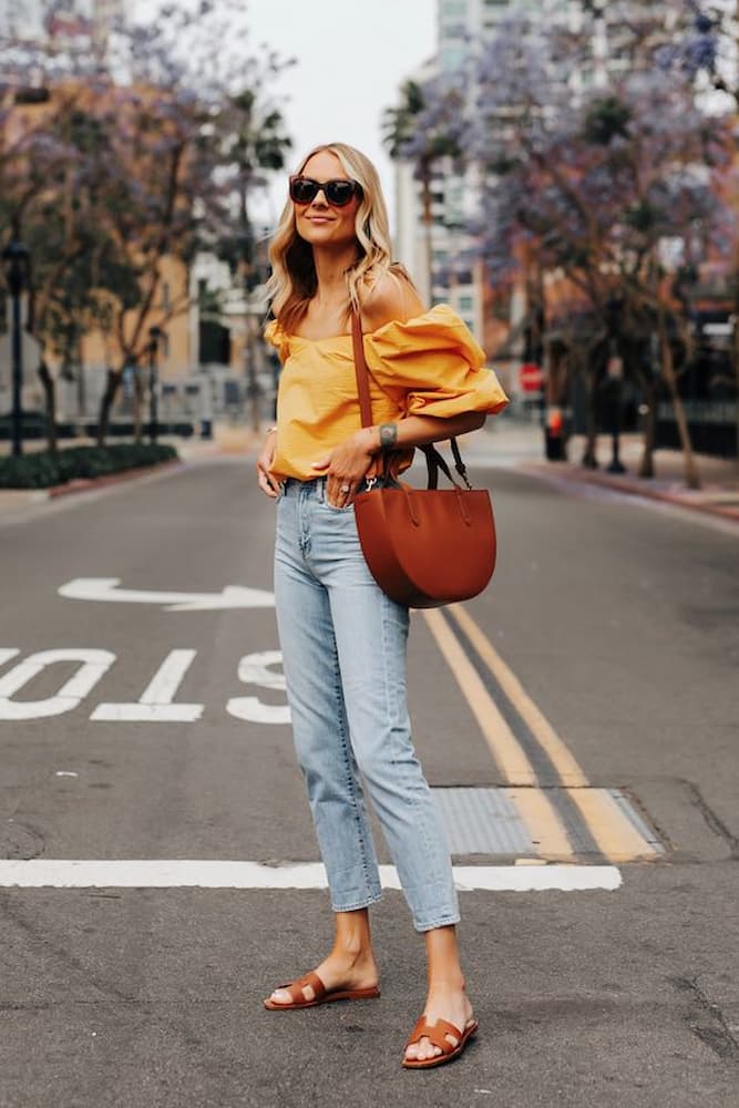 look calça jeans com sandália rasteira e blusa amarela 