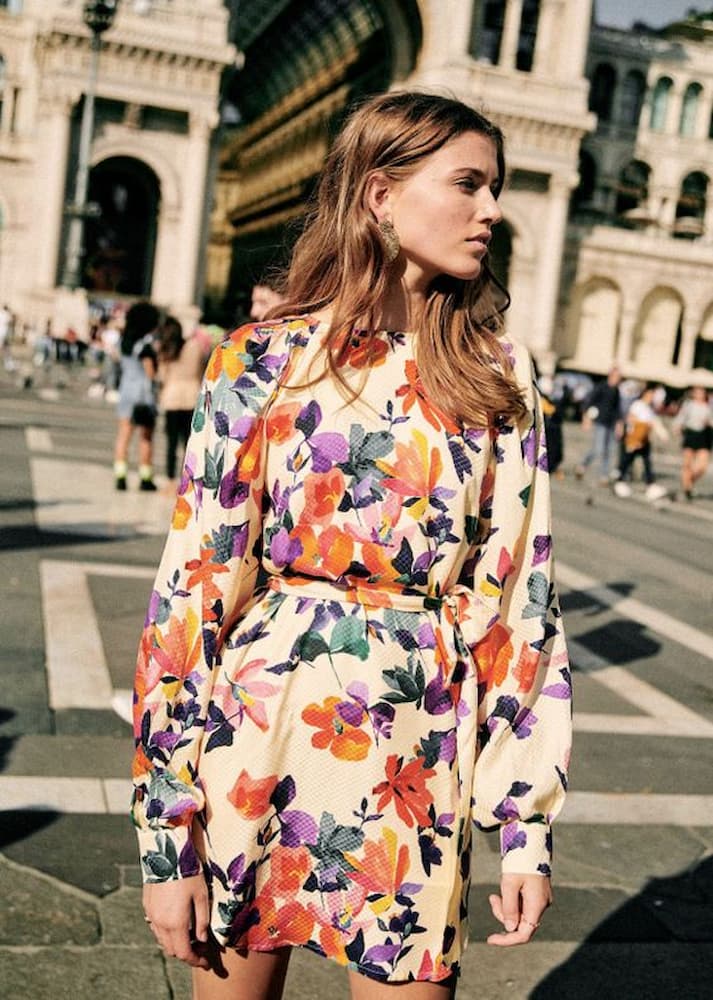 look colorido com vestido estampado floral curto 