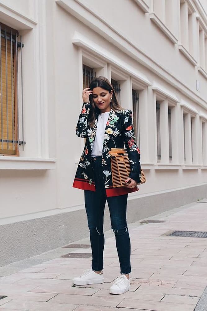 look com calça jeans e blazer com estampa floral 