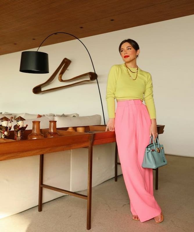 look com calca pantalona rosa e sueter verde claro