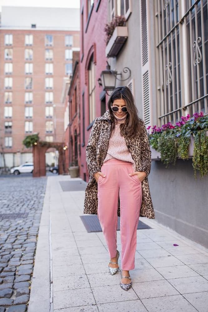 look com calça rosa clara e casaco de oncinha