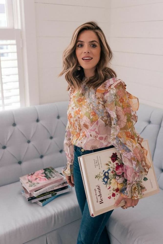 look com camisa estampa floral delicada em tons claros