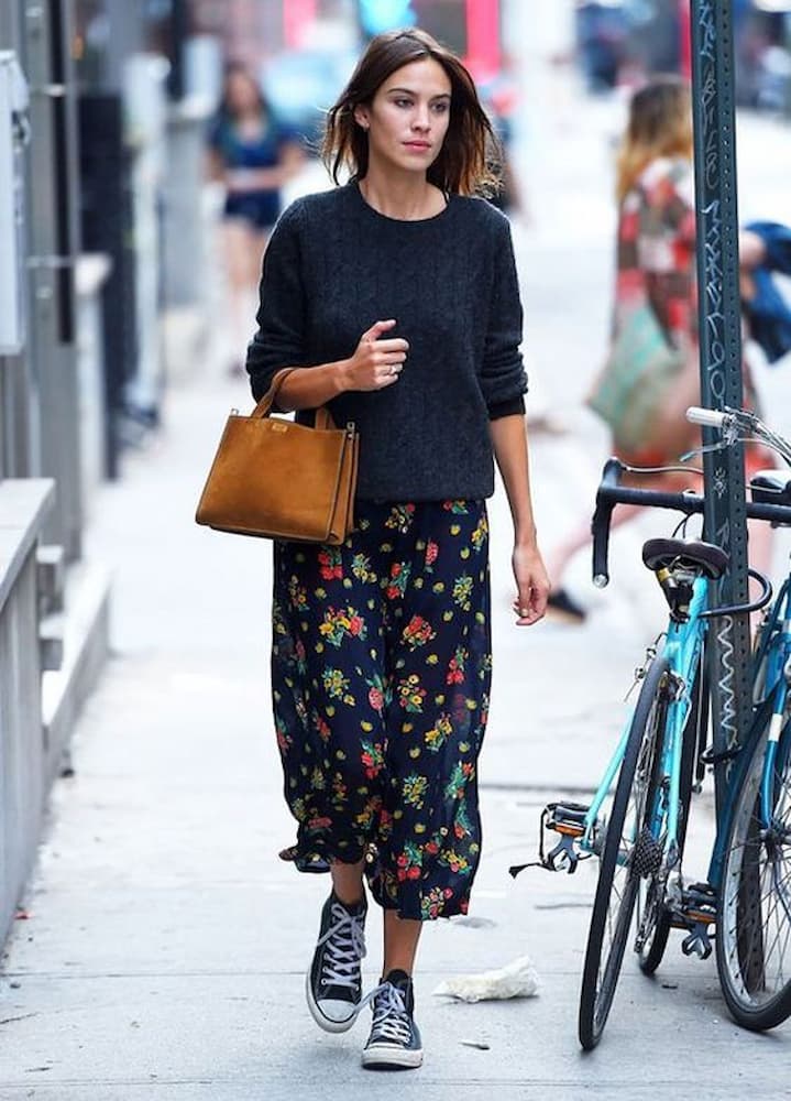 look com saia estampada floral e suéter preto