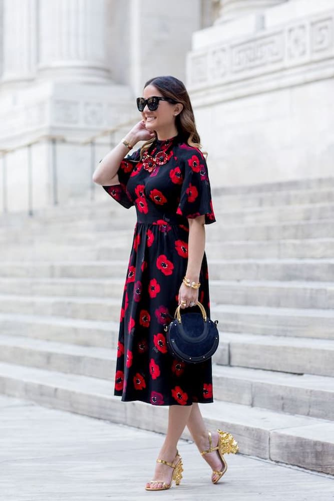 look com sandália doura e vestido midi com estampa floral 