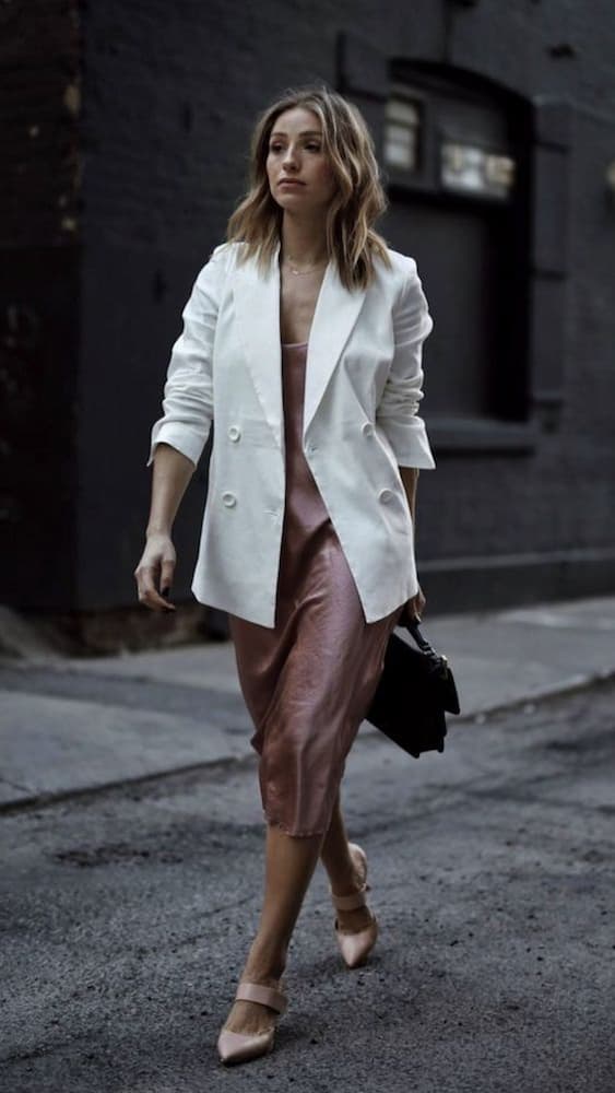 look com slip dress e blazer branco 