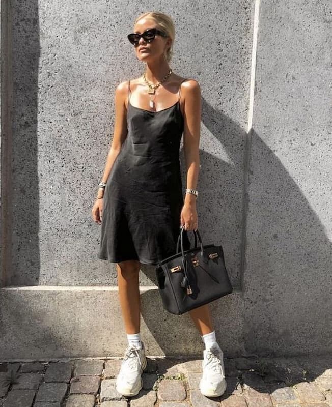 look com tênis branco e slip dress curto preto 