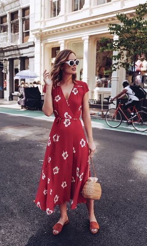 Look com vestido estampado floral vermelho e rasteirinha 