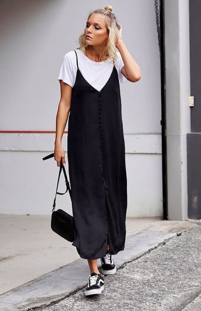 look com vestido slip dress e tênis