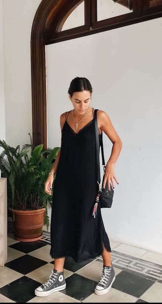 look com vestido slip dress e tenis cano médio