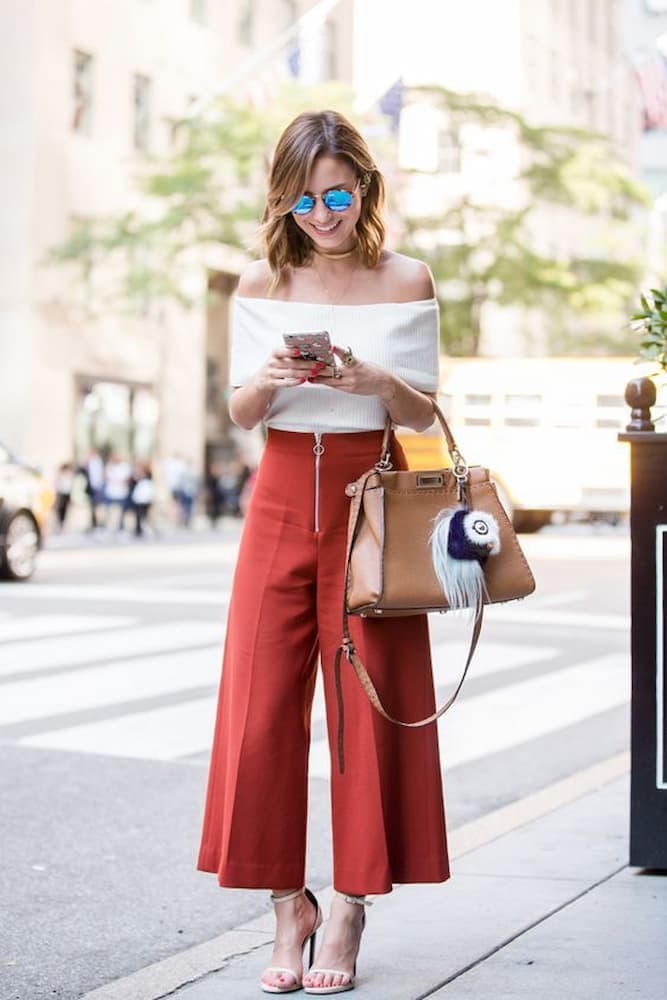 look para trabalhar no calor com calça pantacour e blusa ombro a ombro 