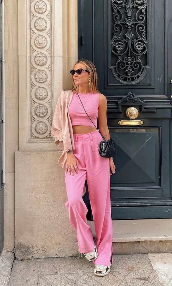 looks com calça rosa clara e cropped