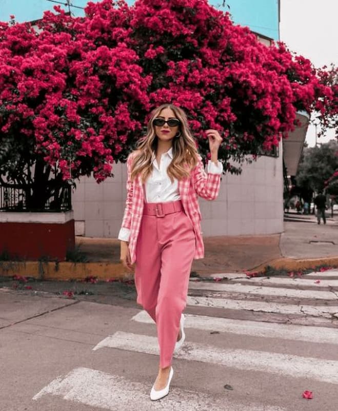 looks com calça rosa e blazer xadrez 