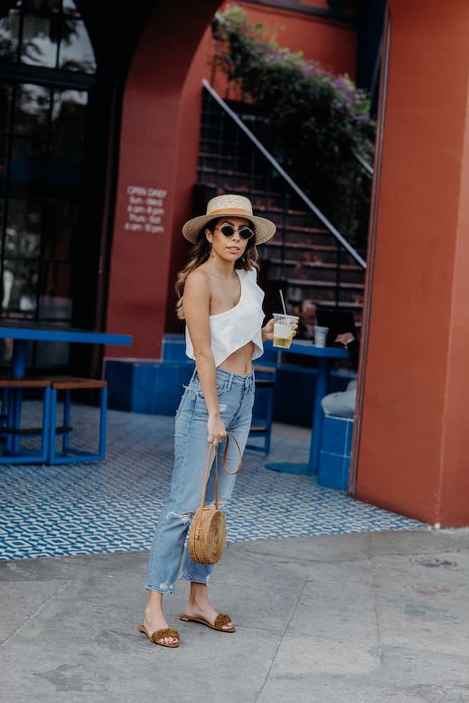 looks com rasteirinha e calça jeans e blusa de um ombro só