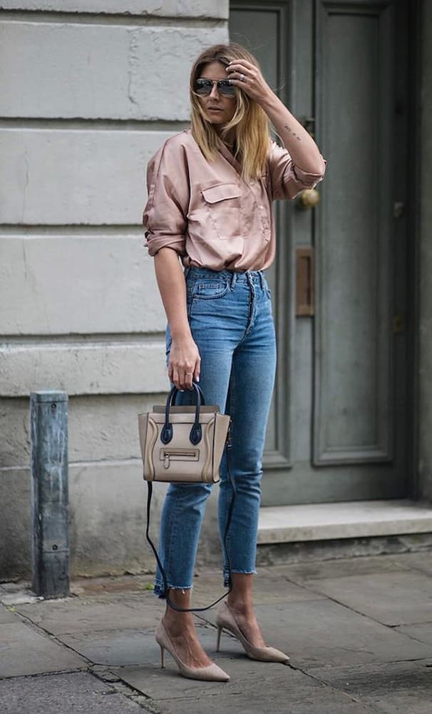 looks para trabalhar no verão com calça jeans e camisa de seda 