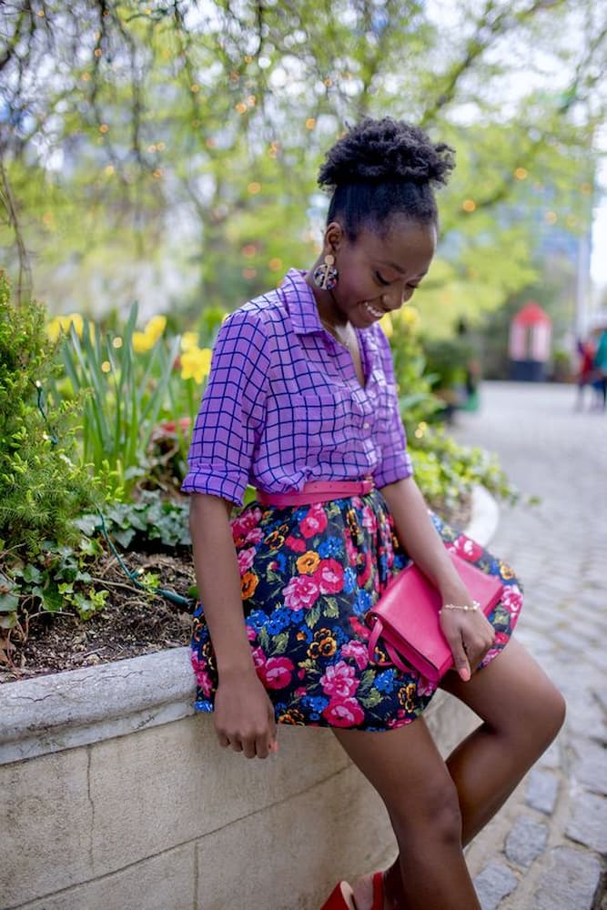 mix de estampas com saia curta com estampa floral e camisa xadrez 