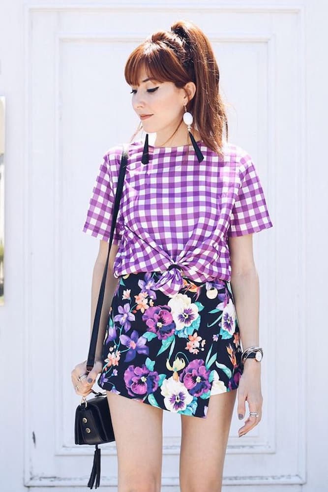 mix de estampas para look com camiseta xadrez e shorts com estampa floral 