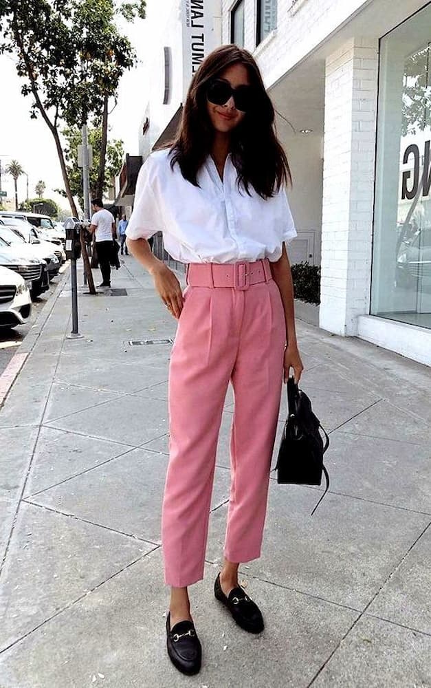 mocassim preto para look com calça de alfaiataria rosa e camisa branca 