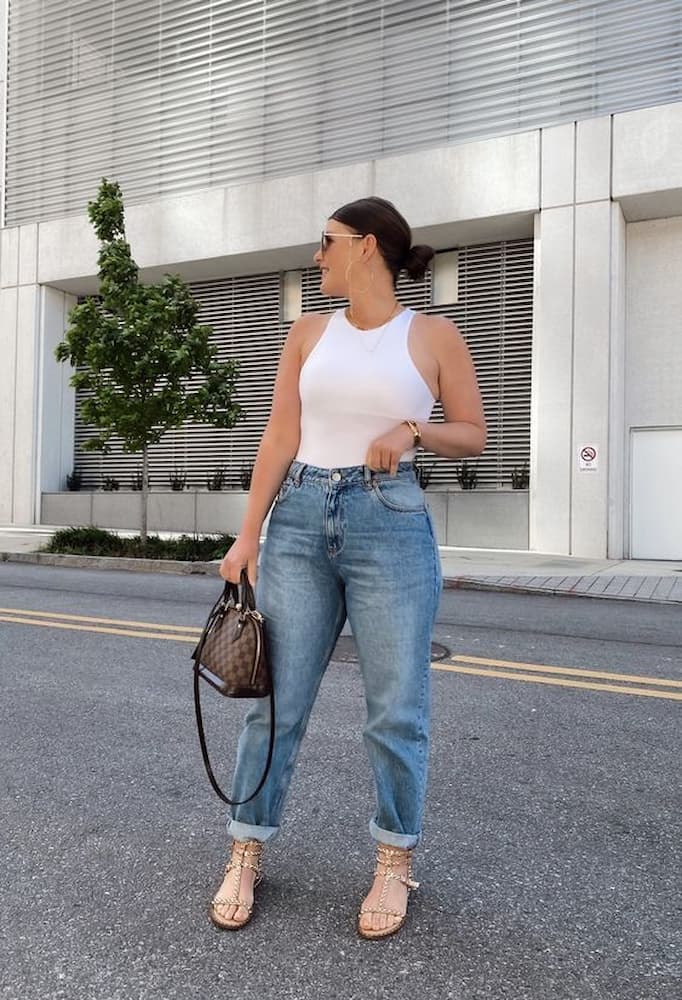 regata branca para look de rasteirinha com jeans boyfriend