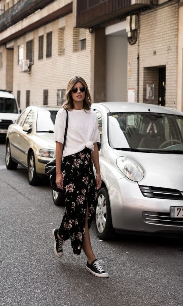 saia com estampa floral para look com tenis preto e camiseta branca 