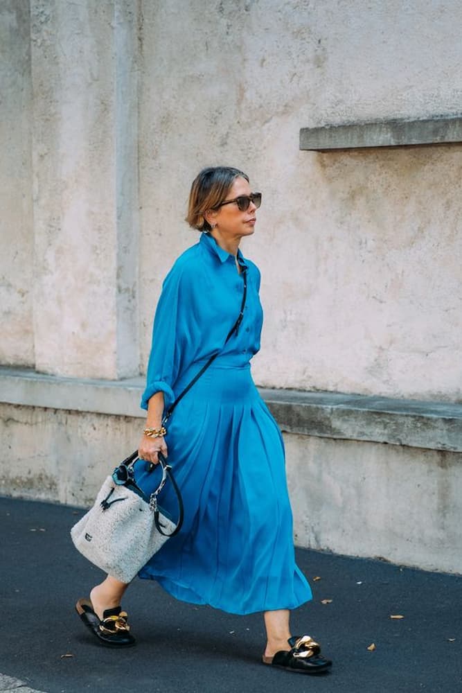 saia midi com camisa para look azul monocromático