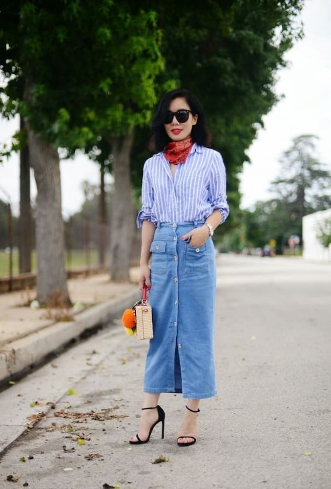 sandália de tiras para look com saia jeans e camisa listrada 