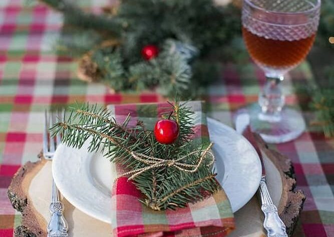 sousplat rustico para mesa de natal decorada com toalha xadrez