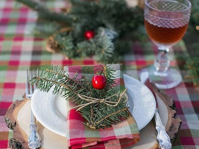 sousplat rustico para mesa de natal decorada com toalha xadrez