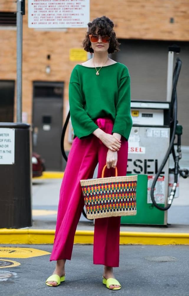 suéter verde para look com calça rosa pink