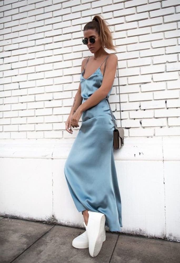 tenis branco para look com vestido slip dress azul claro