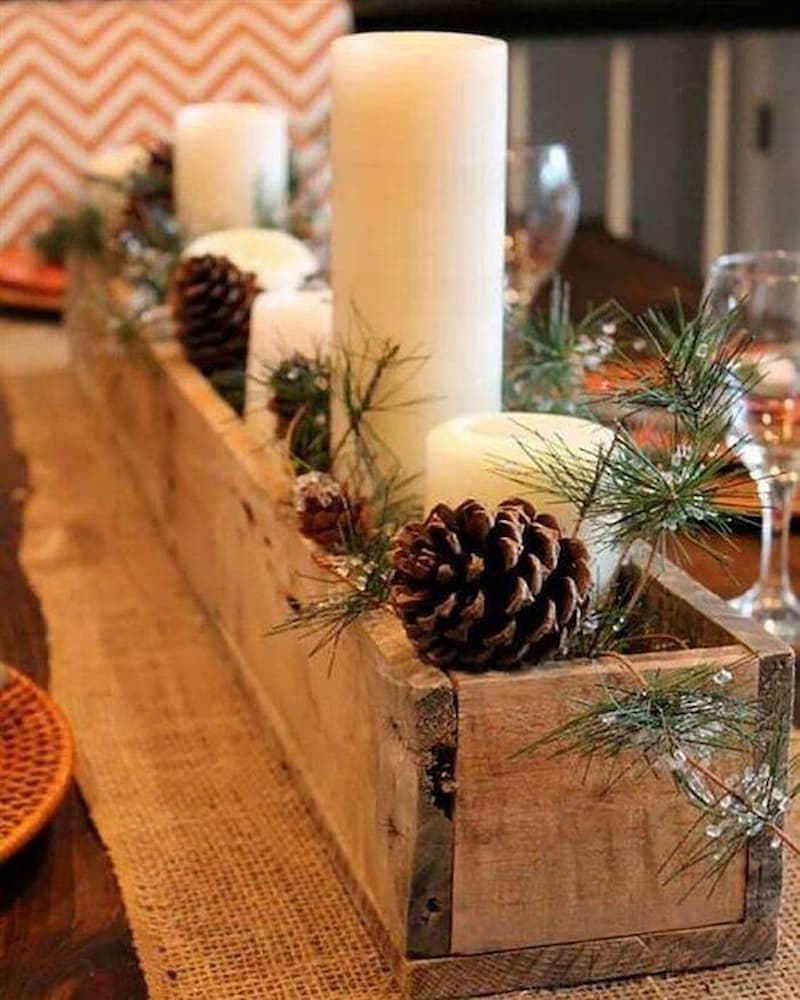 velas e pinhas para decoração de natal simples para mesa rústica