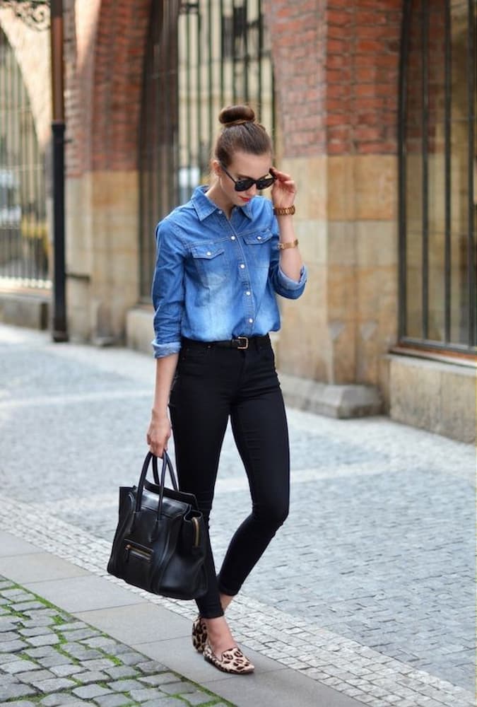 camisa jeans para look com calça skinny preta