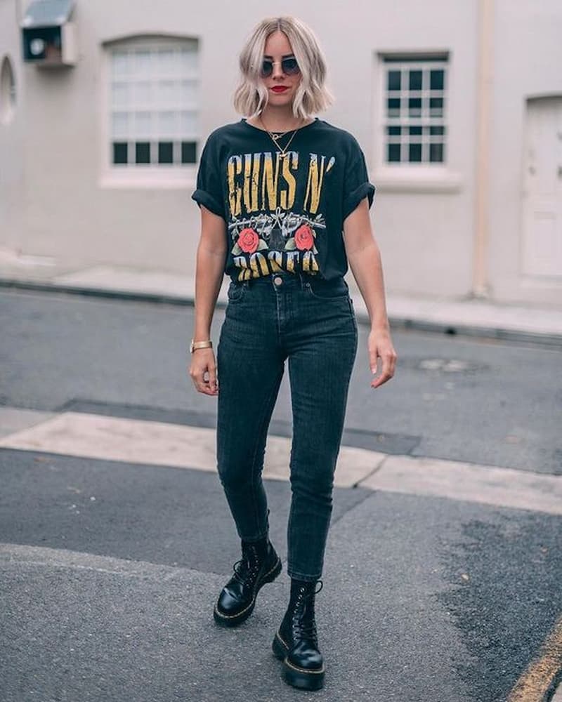 camiseta de banda para look com calça skinny e coturno