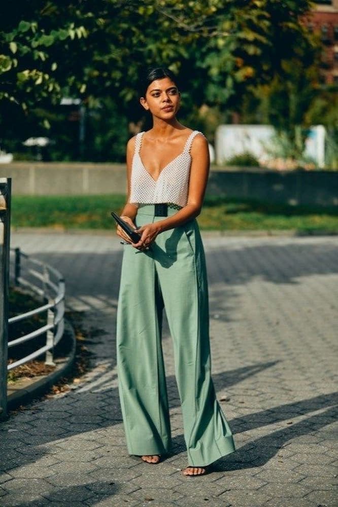 ideias de look para ano novo com top telado e calça verde 