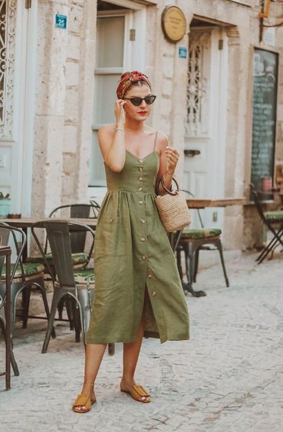 lenço na cabeça para look com vestido midi verde de alcinha