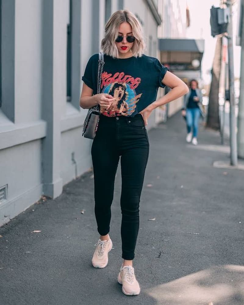 look com calça skinny e camiseta de banda