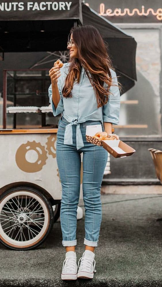 look com calça skinny jeans e camisa azul 