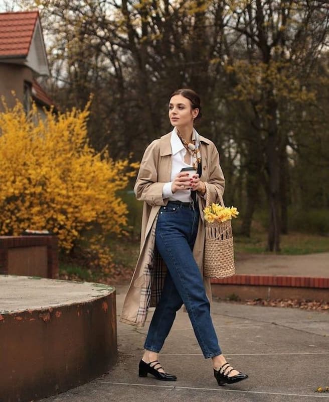 look com sapato Mary Jane e calça jeans com camisa branca