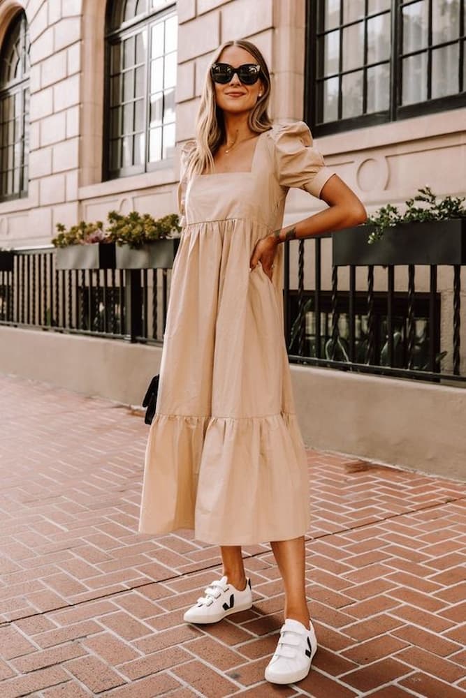 look com vestido midi soltinho e tênis branco