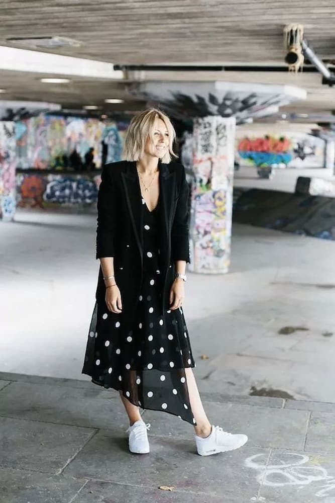 look vestido midi de bolinhas e blazer preto 