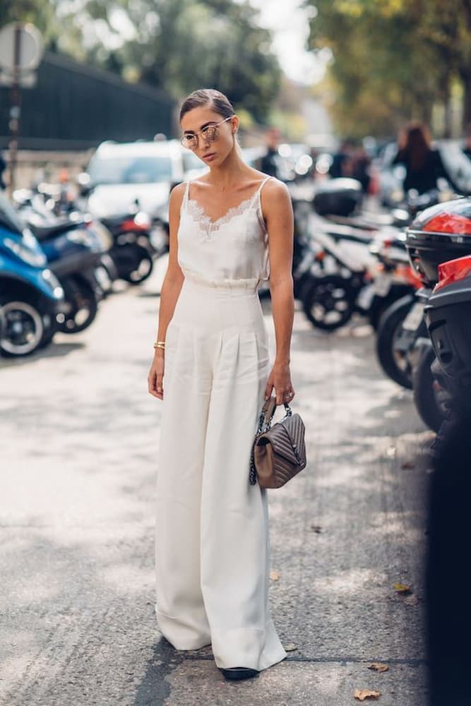 looks para no novo todo branco com blusa delicada 