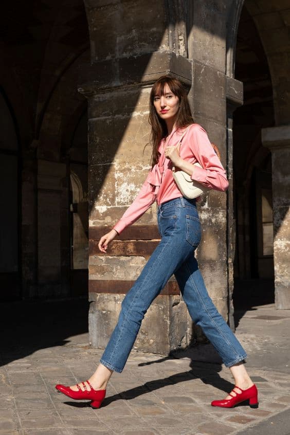 sapato Mary Jane vermelho para look com camisa e jeans 