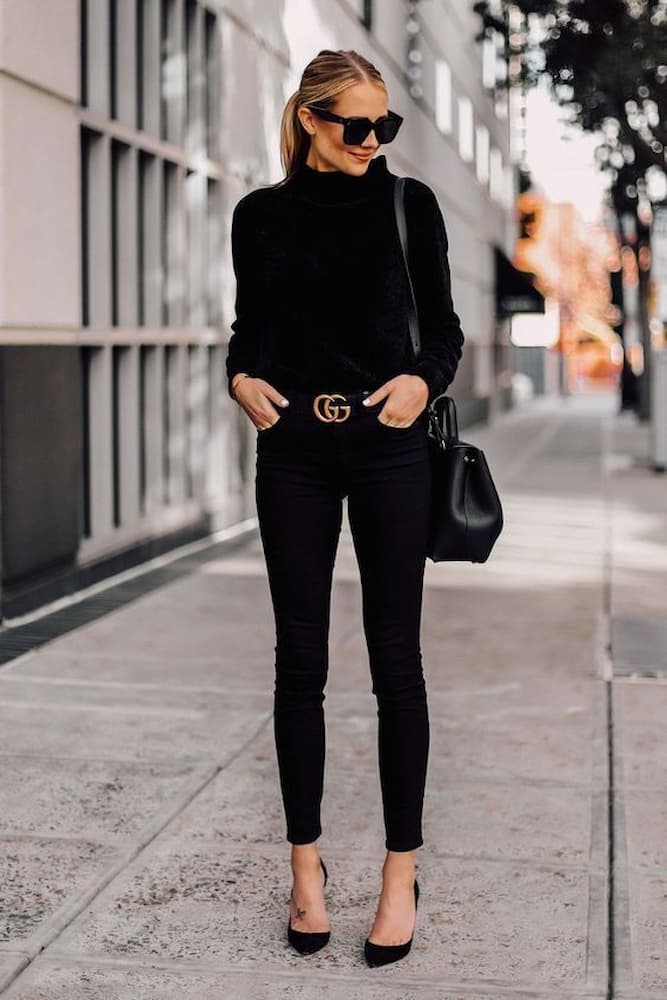 scarpin para look all black com calça skinny 