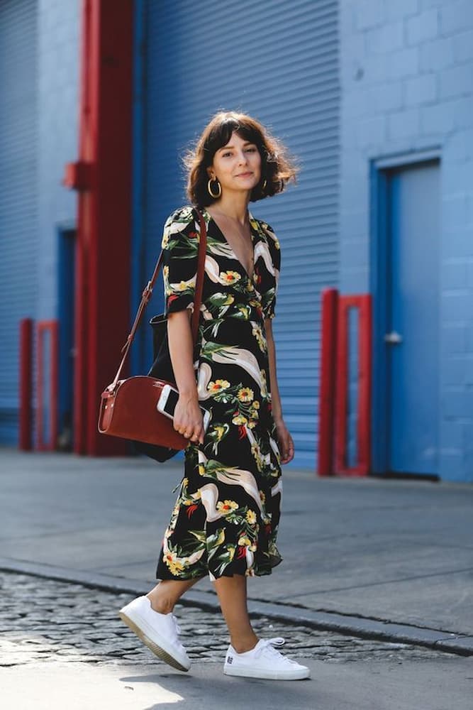 tênis branco para look com vestido midi estampado